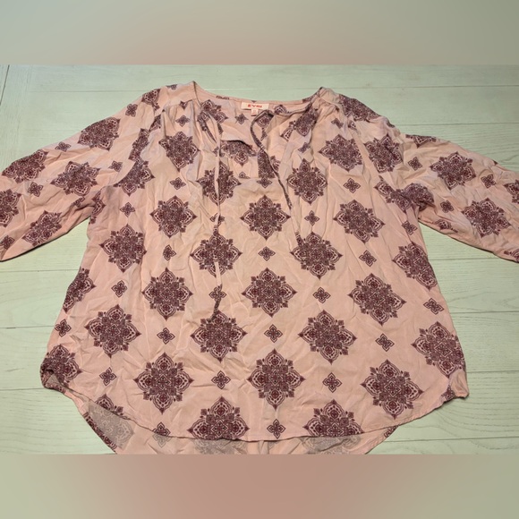 EVRI Tops - EVRI size 1X blouse dusty rose/burgundy print